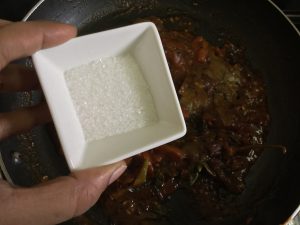 Adding sugar to sweet khajur chutney : final steps 
